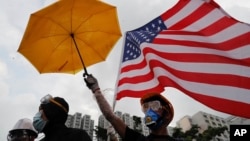 香港抗议者手举雨伞和美国国旗。(2019年7月14日)