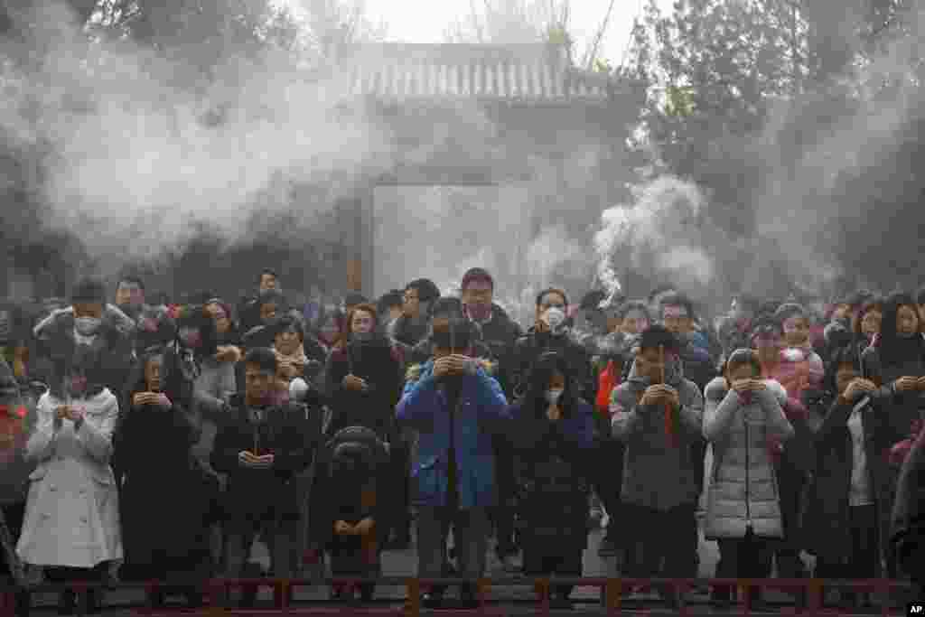2017年元旦,在浓重的雾霾中,中国人在北京雍和宫烧香