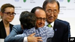 法国总统奥朗德拥抱联合国气候变化首席菲格雷斯(2015年12月12日)