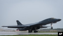 美国空军B-1B枪骑兵型轰炸机准备从美国关岛起飞(2017年9月23日)