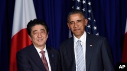 美国总统奥巴马(右一)和日本首相安倍晋三(左一)在一次双边会谈上握手。
