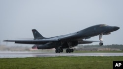 资料照:一架美国空军的B-1B战略轰炸机正在从关岛的美军基地起飞。