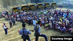 photo ဇော်မိုးထက် ( ဖားကန့် )
၂၀၁၆ ခုနှစ် ဟင်းတင့်ကျေးရွာအနီးက မြန်မာတကောင်းကုမ္မဏီအတွင်း လုပ်ကွက်လုံခြုံရေး ရဲတပ်ဖွဲ့ ရေမဆေးကျောက်ရှာဖွေသူများ ပဋ္ဋိပက္ခမဖြစ်ပွားရန် တားဆီးနေစဉ်
