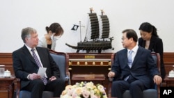 韩国青瓦台国家安保室室长徐薰(右)在青瓦台会见了到访的美国国务院常务副国务卿比根。(2020年7月9日)