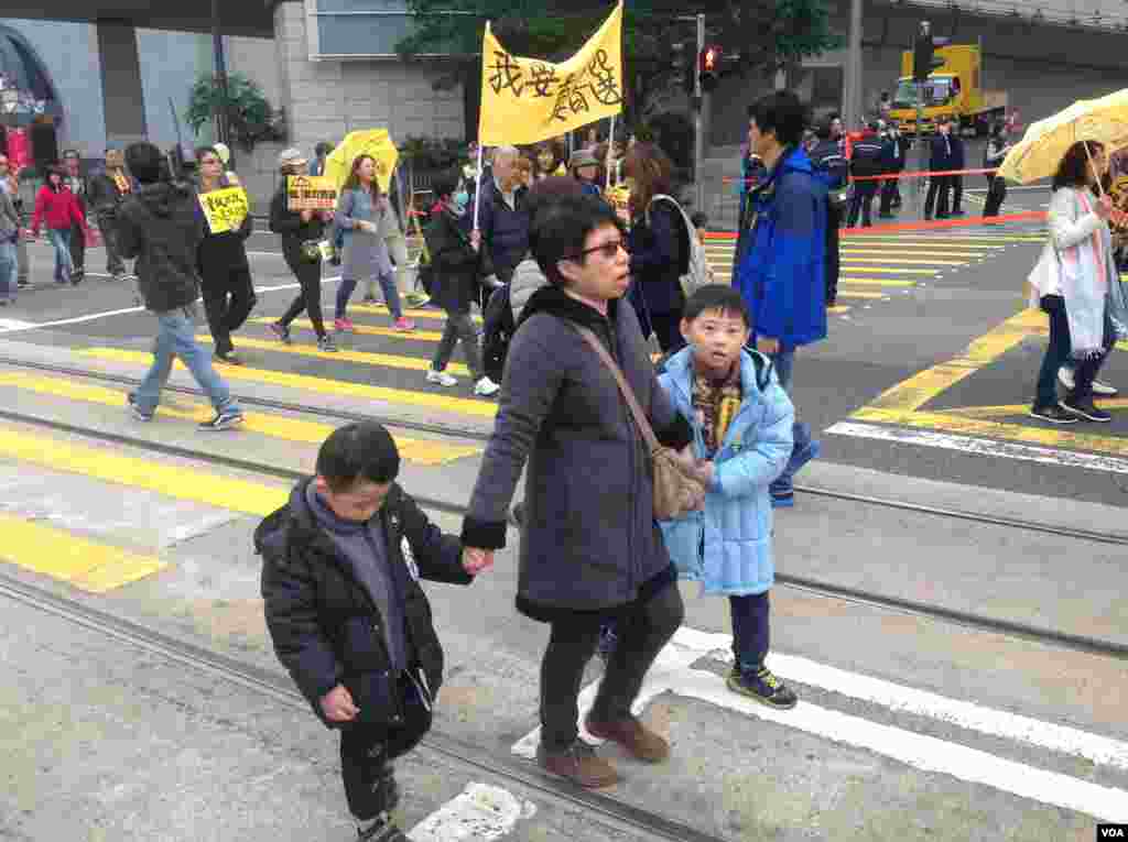 数万港人参与民阵争取真普选大游行(美国之音海彦拍摄)