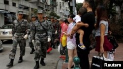 在台风袭击澳门后中国军队帮助清理完走在澳门街头。(2017年8月27日)
