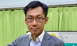 香港民主党区议员袁海文批评,港府在区议员宣誓等议题上,不断靠”放风“制造恐慌,他质疑全国侨联副主席卢文端多次撰文指,民主党不参与年底立法会选举,可能违反国安法,是制造白色恐怖 (美国之音/汤惠芸)