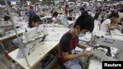 越南工人在胡志明市附近的服装厂工作(资料照)