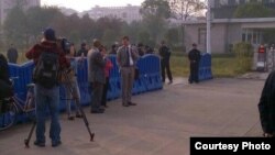 美、加和欧盟驻华使团人权事务官员在法庭外(网络图片)