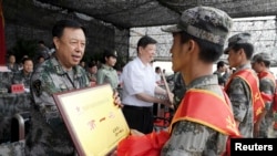 2011年8月6日,中国济南军区司令员范长龙(左)在山东潍坊给军事技能大赛的优胜者发奖。