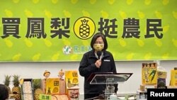 台湾总统蔡英文在一个推销台湾菠萝的会场上。 (2021年3月3日)
