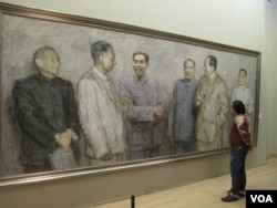 中国画展中有人观看中共文革前政治局常委的肖像画,右起:邓小平、毛泽东、朱德、 周恩来、刘少奇、陈云。常委中的林彪不在画上(美国之音张楠拍摄)