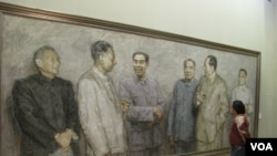 中国画展中有人观看中共文革前政治局常委的肖像画,右起:邓小平、毛泽东、朱德、 周恩来、刘少奇、陈云。毛周等人都曾粗口骂人,刘少奇曾被写成“刘少狗”(美国之音张楠拍摄)