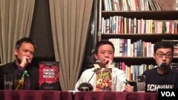 资料照:慕容雪村(中)在北京老书虫书会举行长篇小说《原谅我红尘颠倒》英文版发布会。