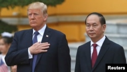 2017年11月12日,第一任期的特朗普与当时的越南国家主席陈大光在河内的一个欢迎仪式上。