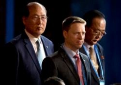 资料照:美国副国家安全顾问博明(中)