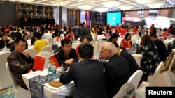 中国本地商人和外国投资者商讨投资和贸易(资料图)
