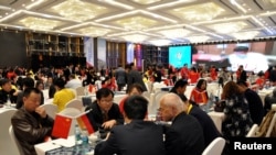 资料照片:2016年11月10日,当地商人和外国投资者在中国贵州省贵阳市举行的跨境投资和贸易展览会上进行谈判。(路透社照片)
