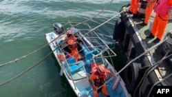 台湾海岸巡防署人员2024年6月9日在接近台北的淡水沿岸逮捕了一名阮姓中国男子,并登上此人驾驶的快艇。(台湾海巡署照片)