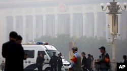 北京雾霾中,天安门广场上,人民大会堂前,有警车和警察(2014年10月20日)