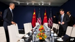 2015年11月30日美国总统奥巴马(左)和中国国家主席习近平在巴黎举行的联合国气候大会上举行会谈。