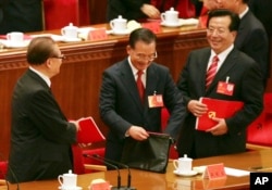 中共17大闭幕式上的前国家主席江泽民、总理温家宝(中)和国家副主席曾庆红(右)(2007年10月21日)。
