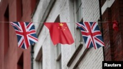 英国伦敦中国城悬挂的英中两国国旗 (资料照片)