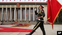 资料照:中国军队仪仗队在北京人大会堂前举行欢迎美国总统特朗普访华的仪式。(2017年11月9日)