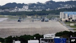 冲绳岛上的美国海军陆战队的普天间基地,周围有民房。(档案照片)