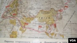 俄罗斯早就使用南中国海航道,同样非常重视南中国海航行自由。俄罗斯海军博物馆展出的地图显示,苏俄军舰“沃罗夫斯基”号1924年从俄罗斯欧洲地区北部港口阿尔汉格尔斯克出发经过印度洋、南中国海抵达发拉迪沃斯托克(海参崴)。这艘军舰当年停靠广东黄埔时,孙中山曾登舰参观。(美国之音白桦拍摄)