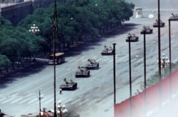1989年6月5日,一位北京市民站在长安街的坦克前。