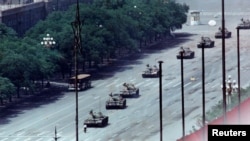 1989年6月5日清晨,一位市民站在北京长安街一队坦克前。