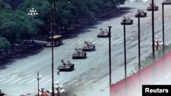 89年6月5日,一位男子在北京长安路上挡在坦克前面。
