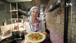 У ресторані Нью-Йорка українська господиня годує американців варениками за родинним рецептом. Відео У ресторані Нью-Йорка українська господиня годує американців варениками за родинним рецептом. Відео