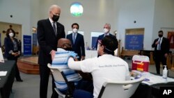 美国总统拜登访问一个疫苗接种中心。(美联社2021年4月6日)