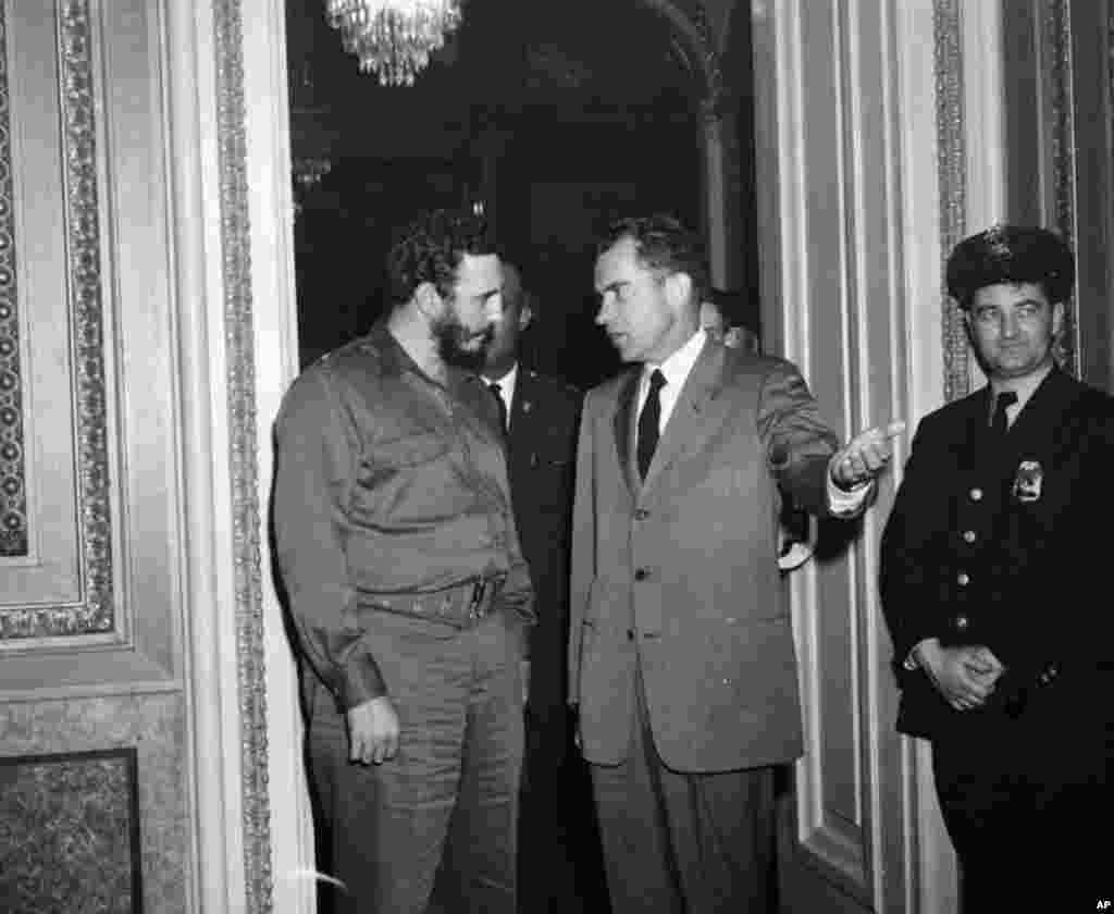1959年4月19日,古巴部长会议主席卡斯特罗在和美国副总统尼克松在华盛顿举行了两个多小时的闭门会谈后,离开尼克松办公室