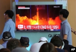 韩国首都首尔火车站的大屏幕上播放朝鲜7月28日试射洲际弹道导弹的画面。(2017年7月29日)