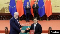 欧盟贸易专员霍根与中国商务部长钟山在北京人大会堂签署协议。(2019年11月6日)