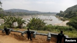 ထိုင်း-လာအိုနယ်စပ်၊ မဲခေါင်မြစ်အနီး Ban Kaen Kai မြို့ရှိ စစ်စခန်းတွင် ကင်းစောင့်နေသည့် ထိုင်းစစ်သားများ။ (၃ မတ် ၂၀၁၆) REUTERS/Jorge Silva