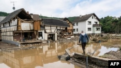 德国西部巴特诺因阿尔地方的洪水冲毁了民房。(2021年7月15日)