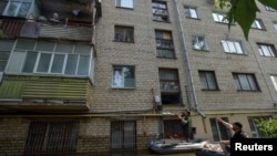 Волонтери доставляють їжу місцевим мешканцям у затопленому районі після підриву дамби у Новій Каховці під час нападу Росії на Україну, 9 червня 2023 року. REUTERS/Oleksandr Klymenko