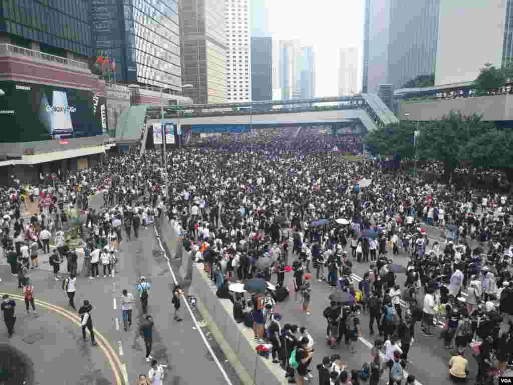香港民众6月12日中午聚集在金钟一带抗议逃犯条例二读(香港市民提供)