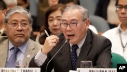 资料照:菲律宾外交部长洛钦在菲律宾国会参议院的一个听证会上讲话。(2020年2月6日)