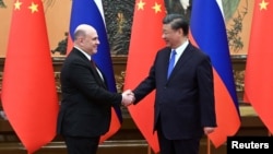 中国领导人习近平在北京人大会堂会见到访的俄罗斯总理米舒斯京。(2023年5月24日)