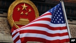美国总统特朗普访华期间美国国旗飘扬在北京人大会堂前。(2019年11月9日)