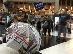 台湾民众在台北火车站集会支持香港抗议港版国安法的示威者。(2020年5月23日)