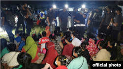 အောက်တိုဘာ ၁ ရက်၊ အော်ပရာစီစစ်ဆင်ရေးမှာ ဖမ်းဆီးခံရတဲ့ နိုင်ငံခြားသားအလုပ်သမားများ ( မလေးရှား လဝက)