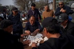 北京公园里的老年人在打麻将。(2021年4月6日)