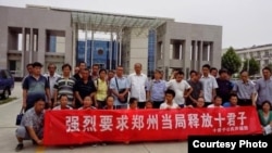 活动人士聚集在郑州某政府机关外,要求释放郑州十君子。(照片来源:现场活动人士)