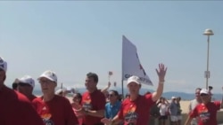 执法人员传递火炬 照亮特奥精神 执法人员传递火炬 照亮特奥精神